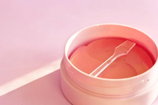 Kan Hydrogel Cosmetische Ooglapje Voor Huidverzorging Roze Achtergrond Product Voor — Stockfoto