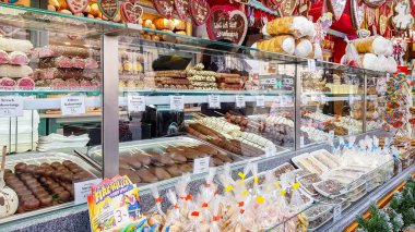 Viyana, Avusturya - 15 Kasım 2019: İnsanlar geleneksel Noel pazarından belediye binası (Rathaus) ve buz pateni pisti, Viyana, Avusturya