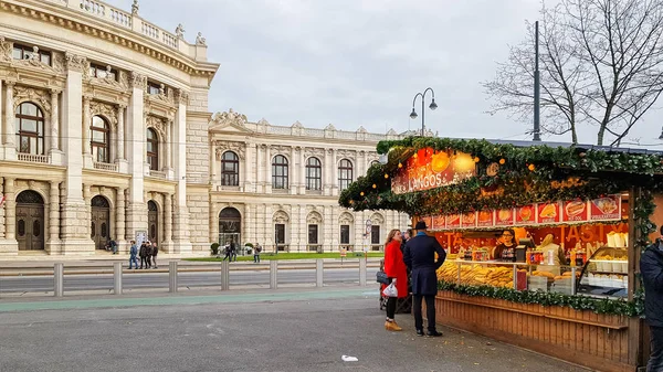 Wien Österrike November 2019 Folk Köper Julgranskulor Leksaker Och Souvenirer — Stockfoto