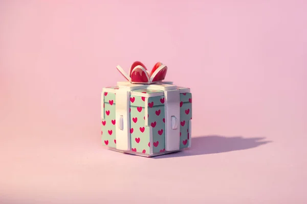 ピンクを基調にしたレッドリボンのカラフルなギフトボックス クリスマス休暇 誕生日 バレンタイン ショッピング 販売のための最小限の概念 — ストック写真