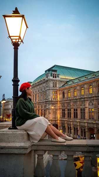 Viena Austria Noviembre 2019 Chica Romántica Boina Roja Admira Vista — Foto de Stock