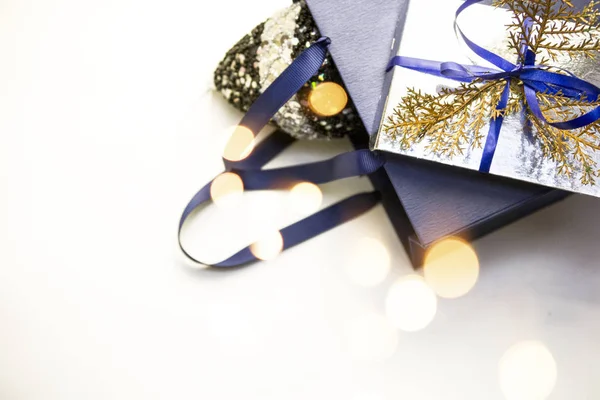 Natale Capodanno Composizione Sacchetto Carta Blu Con Regali Scatola Oro — Foto Stock