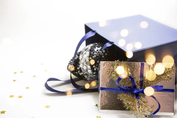 Natale Capodanno Composizione Sacchetto Carta Blu Con Regali Scatola Oro — Foto Stock