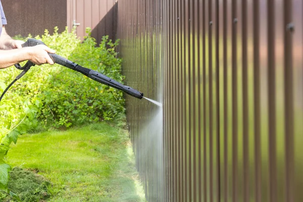 Cleaning Fence High Pressure Power Washer Cleaning Dirty Wall — Stock Photo, Image