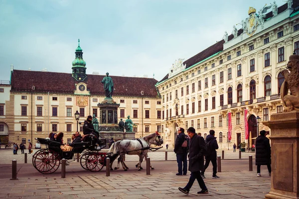 奥地利维也纳 2019年11月15日 奥地利维也纳霍夫堡王宫庭院景观 有纪念皇帝弗朗茨一世和马车 — 图库照片