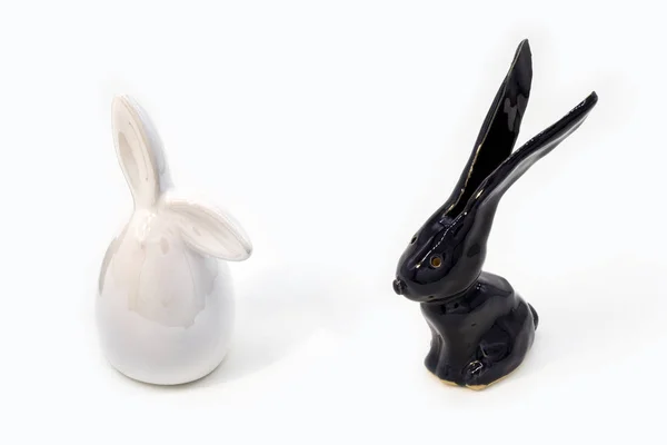 Figuras Cerámicas Conejos Liebres Color Blanco Negro Aisladas Sobre Fondo —  Fotos de Stock