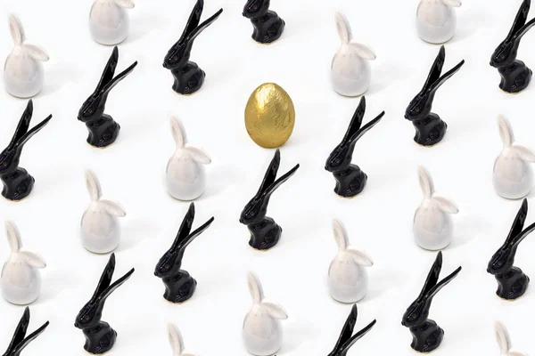 Módní Velikonoční Vzor Bílých Černých Králíků Zajíce Hračky Zlatá Vejce — Stock fotografie