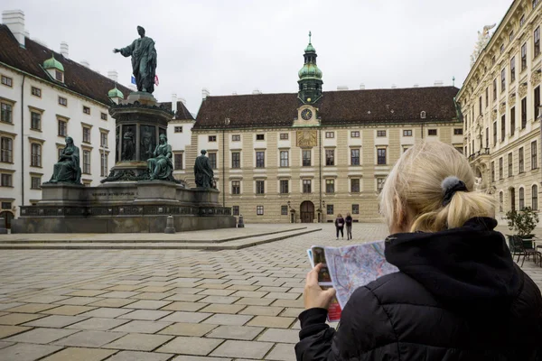 Jovem Turista Olhando Para Mapa Menina Visita Viena Hofburg Palácio — Fotografia de Stock