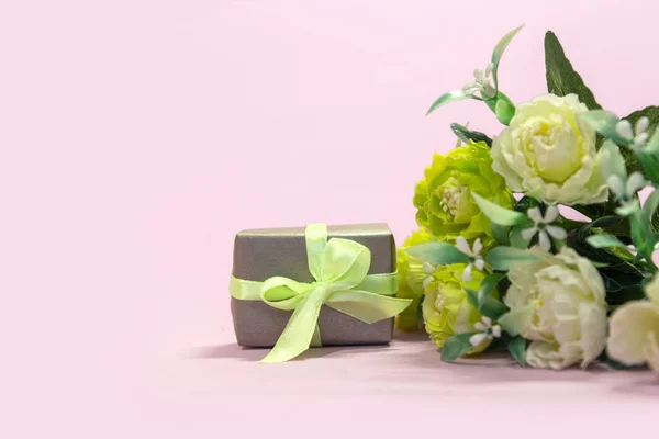 Boeket Bloemen Geschenkdoos Roze Achtergrond Onderwerp Valentijnsdag Moederdag Bruiloft Maart — Stockfoto