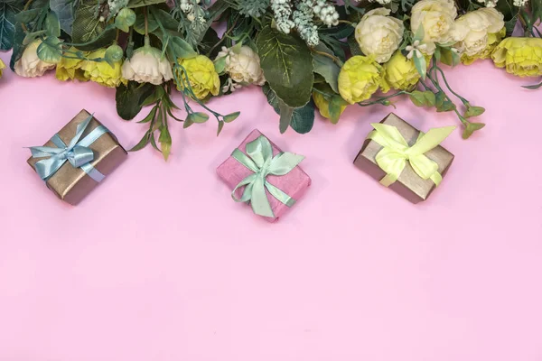 Buquê Flores Caixas Presente Sobre Fundo Rosa Conceito Dia Dos — Fotografia de Stock