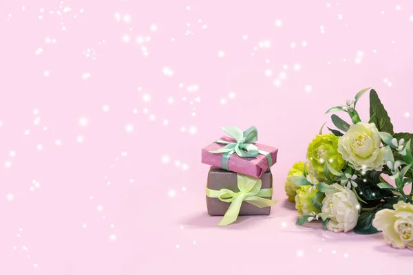 Μπουκέτο Λουλούδια Και Κουτιά Δώρων Ροζ Φόντο Concept Ημέρα Του — Φωτογραφία Αρχείου