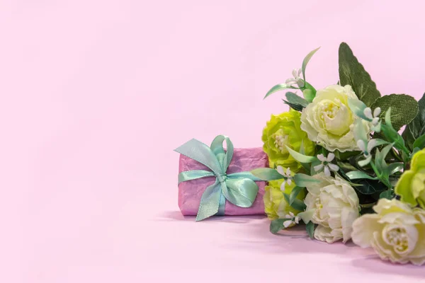 Boeket Bloemen Geschenkdoos Roze Achtergrond Onderwerp Valentijnsdag Moederdag Bruiloft Maart — Stockfoto