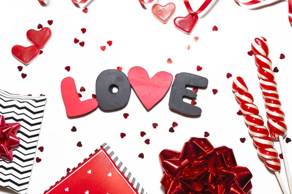 발렌타인데이 로맨틱 컨셉이야 붉은색 장식들 배경에 있습니다 위에서 — 스톡 사진