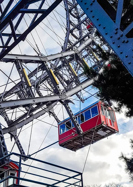 Ferris Wiel Met Rode Retro Cabines Prater Wenen Reuzenrad Attractiepark — Stockfoto