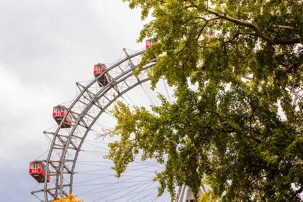 Pariserhjul Med Röda Retrohytter Prater Wien Jätte Hjul Nöjespark Wien — Stockfoto