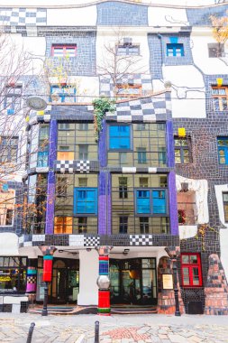Viyana, Avusturya - 16 Kasım 2019: Viyana Hundertwasser Müzesi, alışılmadık duvarları ve pencereleri olan güzel renkli ev, Viyana, Avusturya