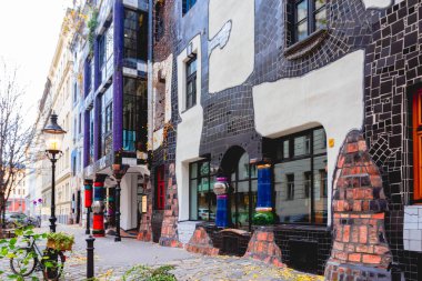 Viyana, Avusturya - 16 Kasım 2019: Viyana Hundertwasser Müzesi, alışılmadık duvarları ve pencereleri olan güzel renkli ev, Viyana, Avusturya