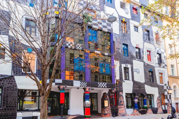 Viyana, Avusturya - 16 Kasım 2019: Viyana Hundertwasser Müzesi, alışılmadık duvarları ve pencereleri olan güzel renkli ev, Viyana, Avusturya