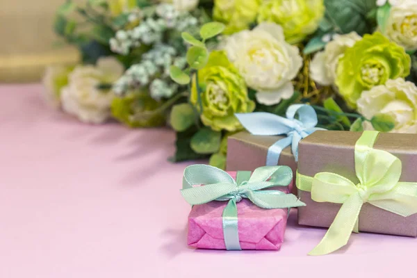 Boeket Bloemen Roos Geschenkdoos Roze Achtergrond Onderwerp Valentijnsdag Moederdag Bruiloft — Stockfoto