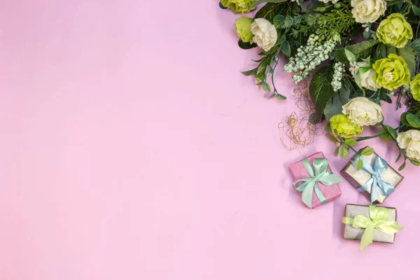 Buquê Flores Subiu Caixas Presente Fundo Rosa Conceito Dia Dos — Fotografia de Stock