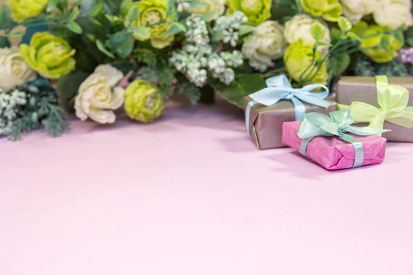 Boeket Bloemen Roos Geschenkdoos Roze Achtergrond Onderwerp Valentijnsdag Moederdag Bruiloft — Stockfoto