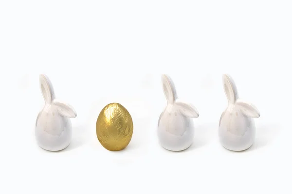 Trendy Velikonoce Zdobené Set Zlaté Vejce Bílé Zajíčky Stojí Řadě — Stock fotografie