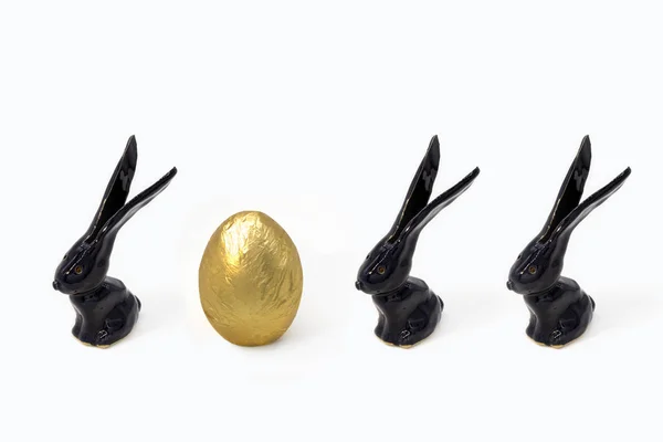 Trendy Velikonoční Dekorace Set Zlatá Vejce Černé Zajíčky Stojí Řadě — Stock fotografie