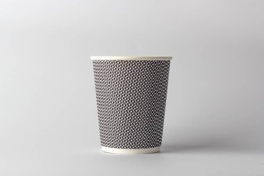 Açık gri arkaplanlı kağıt kahve fincanı..