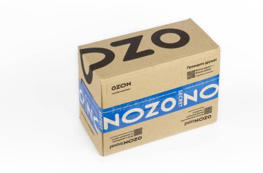 St. Petersburg, Rusya - 25 Aralık 2019 Kraft kağıdından karton kutu, Ozon çevrimiçi mağazasının perakendecisi, beyaz arka planda izole edilmiş. Ozon, Rus internet mağazası ve teslimat servisidir..