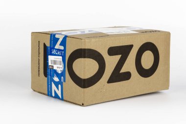 St. Petersburg, Rusya - 25 Aralık 2019 Kraft kağıdından karton kutu, Ozon çevrimiçi mağazasının perakendecisi, beyaz arka planda izole edilmiş. Ozon, Rus internet mağazası ve teslimat servisidir..