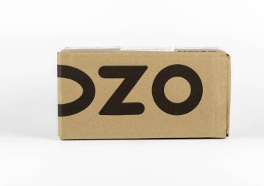 St. Petersburg, Rusya - 25 Aralık 2019 Kraft kağıdından karton kutu, Ozon çevrimiçi mağazasının perakendecisi, beyaz arka planda izole edilmiş. Ozon, Rus internet mağazası ve teslimat servisidir..