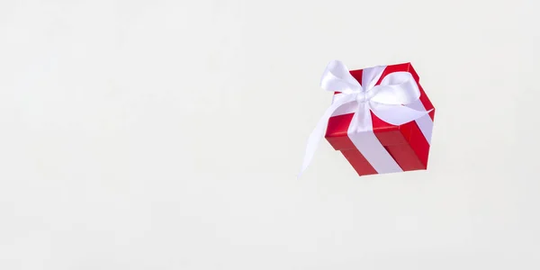 Banner Red Gift Box White Satin Ribbon Bow Flying White — ストック写真