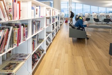 Helsinki, Finlandiya - 05 Ocak 2020: Helsinki Merkez Kütüphanesi Oodi şehir merkezinde modern tasarım. İçi beyaz raflarla dolu, raflarda kitaplar.