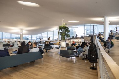 Helsinki, Finlandiya - 05 Ocak 2020: Helsinki Merkez Kütüphanesi Oodi, şehir merkezinde modern tasarım hizmetleri sunan yaşam alanı. İçi cam pencerelerle dolu, ahşap cephe