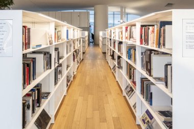 Helsinki, Finlandiya - 05 Ocak 2020: Helsinki Merkez Kütüphanesi Oodi şehir merkezinde modern tasarım. İçi beyaz raflarla dolu, raflarda kitaplar.
