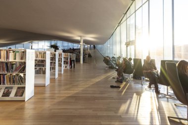 Helsinki, Finlandiya - 05 Ocak 2020: Helsinki Merkez Kütüphanesi Oodi, şehir merkezinde modern tasarım hizmetleri sunan yaşam alanı. İçi cam pencerelerle dolu, ahşap cephe