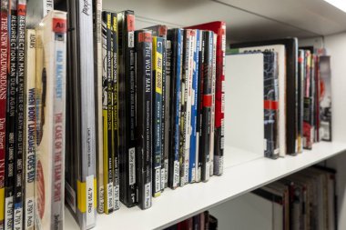 Helsinki, Finlandiya - 05 Ocak 2020: Helsinki Merkez Kütüphanesi Oodi şehir merkezinde modern tasarım. İçi beyaz raflarla dolu, raflarda kitaplar.
