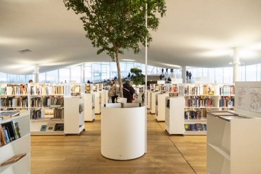 Helsinki, Finlandiya - 05 Ocak 2020: Helsinki Merkez Kütüphanesi Oodi, şehir merkezinde modern tasarım hizmetleri sunan yaşam alanı. İçi cam pencerelerle dolu, ahşap cephe