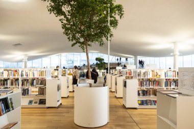 Helsinki, Finlandiya - 05 Ocak 2020: Helsinki Merkez Kütüphanesi Oodi, şehir merkezinde modern tasarım hizmetleri sunan yaşam alanı. İçi cam pencerelerle dolu, ahşap cephe