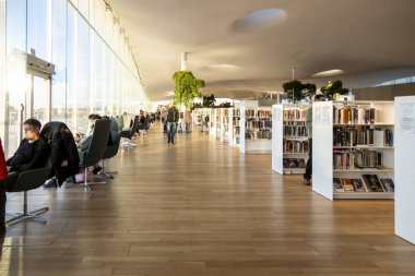 Helsinki, Finlandiya - 05 Ocak 2020: Helsinki Merkez Kütüphanesi Oodi, şehir merkezinde modern tasarım hizmetleri sunan yaşam alanı. İçi cam pencerelerle dolu, ahşap cephe