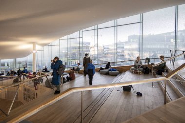 Helsinki, Finlandiya - 05 Ocak 2020: Helsinki Merkez Kütüphanesi Oodi, şehir merkezinde modern tasarım hizmetleri sunan yaşam alanı. İçi cam pencerelerle dolu, ahşap cephe
