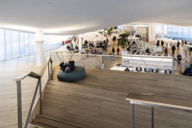 Helsinki, Finlandiya - 05 Ocak 2020: Helsinki Merkez Kütüphanesi Oodi, şehir merkezinde modern tasarım hizmetleri sunan yaşam alanı. İçi cam pencerelerle dolu, ahşap cephe