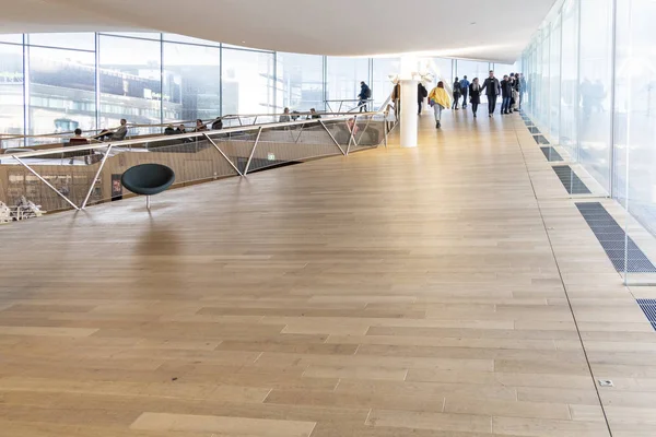 Helsinki, Finlandiya - 05 Ocak 2020: Helsinki Merkez Kütüphanesi Oodi, şehir merkezinde modern tasarım hizmetleri sunan yaşam alanı. İçi cam pencerelerle dolu, ahşap cephe