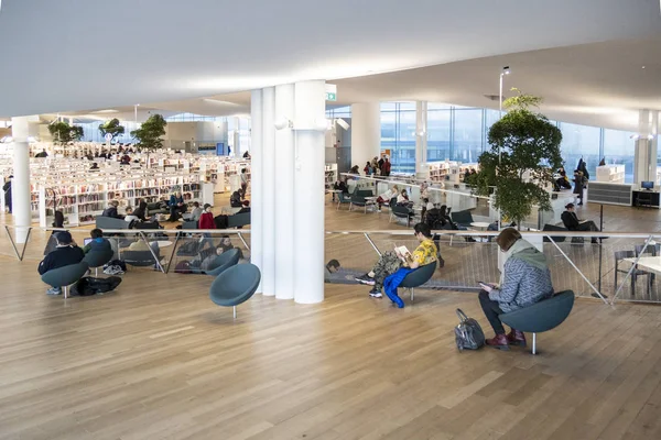 Helsinki, Finlandiya - 05 Ocak 2020: Helsinki Merkez Kütüphanesi Oodi, şehir merkezinde modern tasarım hizmetleri sunan yaşam alanı. İçi cam pencerelerle dolu, ahşap cephe