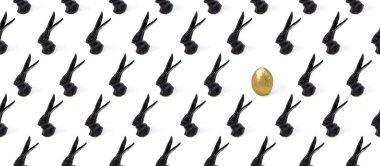 Siyah tavşancık oyuncaklarından ve beyaz izometrik arka planda altın yumurtadan yapılmış en az geometri tarzında moda Paskalya deseni. Paskalya tavşanı konsepti, afiş