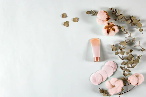 Cosmetica Spa Make Producten Crème Pot Eucalyptus Bladeren Katoen Bloemen — Stockfoto
