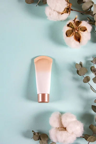 Cosmetica Spa Make Producten Crème Pot Eucalyptus Bladeren Katoen Bloemen — Stockfoto