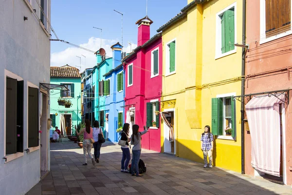 Venice Italy June 2013 Tourists Walk Streets Brightly Colorful Painted — Stock Photo, Image