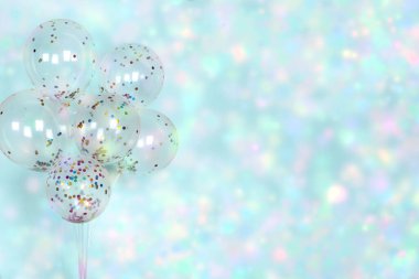 Şenlikli mavi arka planda balonlarla renkli parlak konfeti. Işıltılı duvar kağıdı dekoru. Mutlu yıllar, sevgililer günü, düğün davetiyesi poster geçmişi.