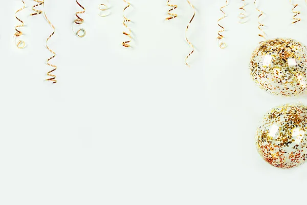 Золотий Змій Повітряні Кулі Барвистим Конфетті Світлому Фоні Свято Прикраси — стокове фото